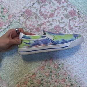 Rare Retro Tie-Dye Nike Low Shoes (Women’s Size 9)